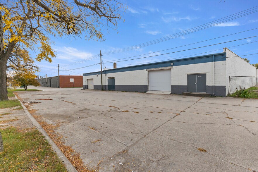 More Photos Of 1056-1060 Southfield Rd, Lincoln Park Freestanding For Lease