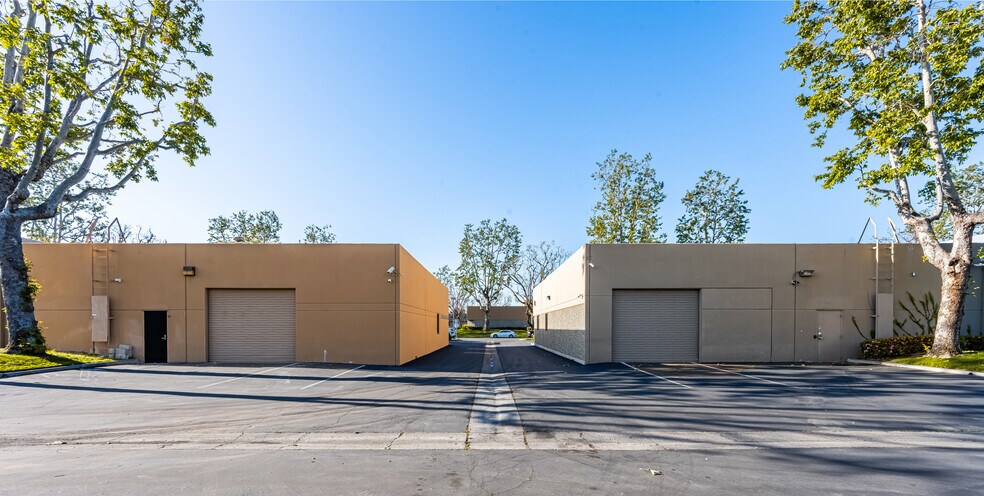 More Photos Of 2525 W Woodland Dr, Anaheim Light Distribution For Lease