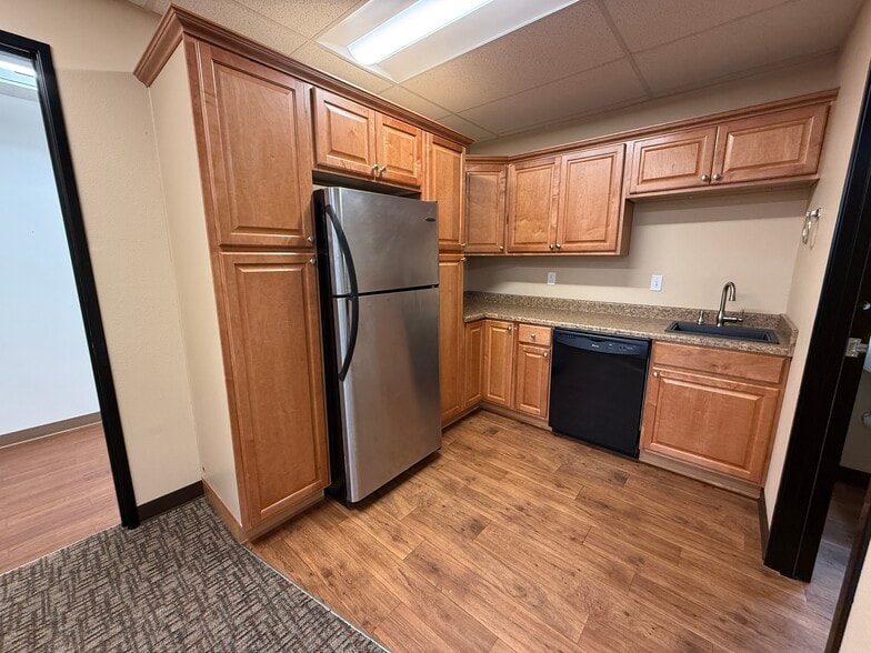 More Photos Of 5293 NE Elam Young Pky, Hillsboro Showroom For Sale