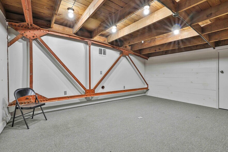 More Photos Of 147 Jackson St, Newnan Freestanding For Lease