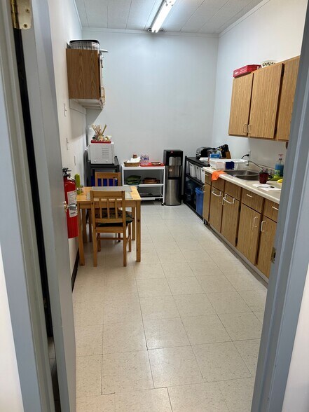 More Photos Of 870 Bradford St, Winnipeg Storefront Retail Office For Lease