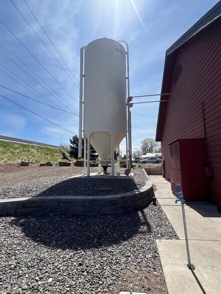 More Photos Of 2600 NE Division St, Bend Storefront Retail Office For Lease