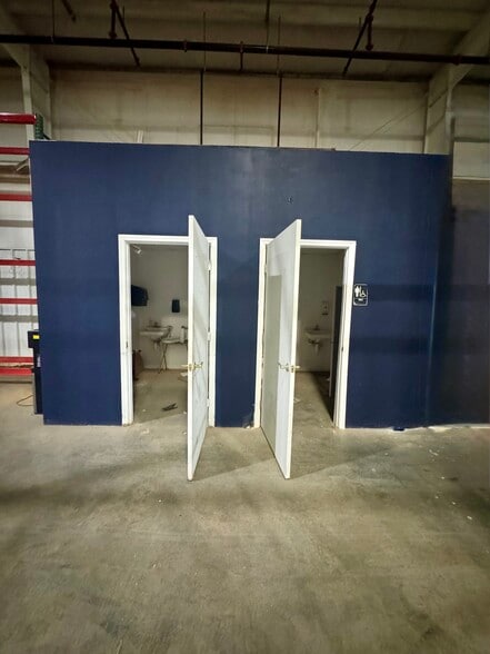 More Photos Of 3123 Cedar Park, Greensboro Warehouse For Lease