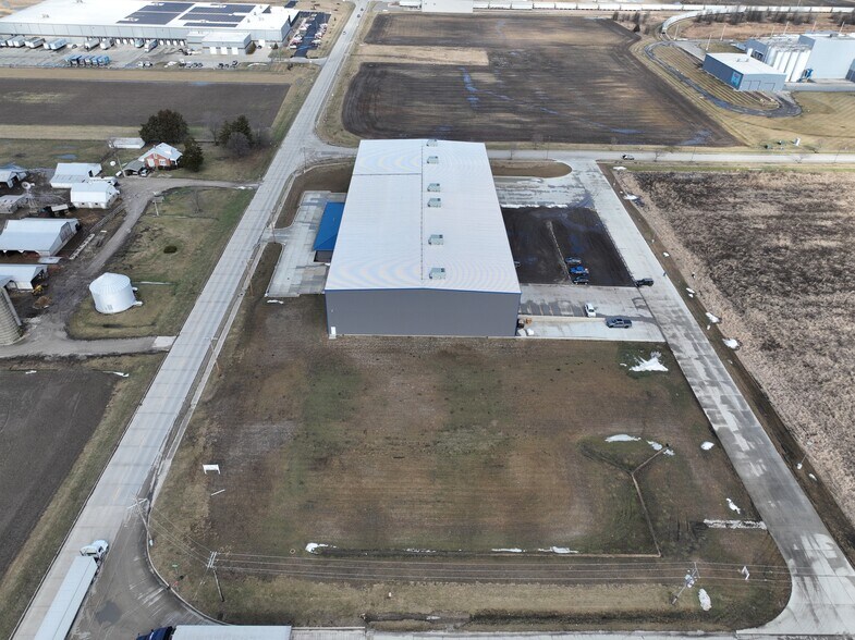 More Photos Of 2300 Raney, Effingham Warehouse For Lease