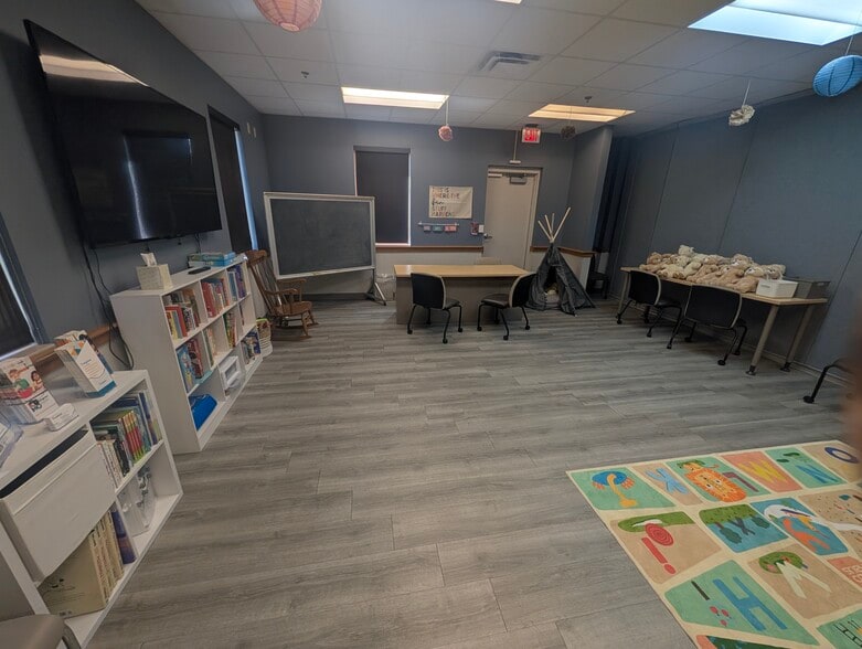 More Photos Of 5155 Pennwood Dr, Indianapolis Office For Sale