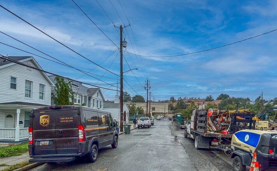 More Photos Of 721 50th St NE, Washington Storefront Retail Office For Sale