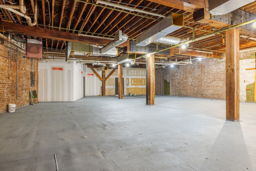 More Photos Of 313 W River St, Savannah Freestanding For Lease