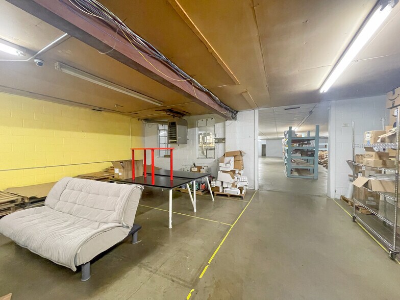 More Photos Of 2303 SE 14th St, Des Moines Warehouse For Lease