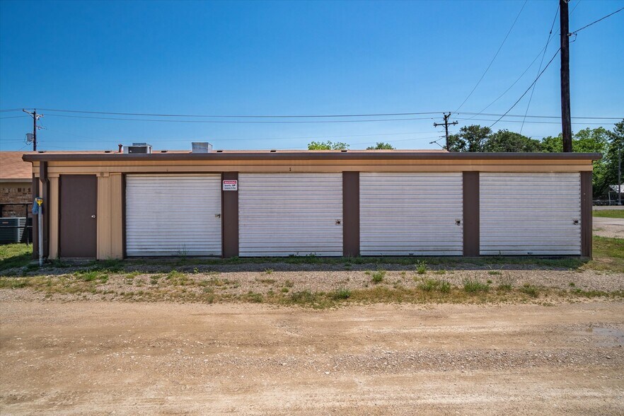 More Photos Of 701 E Pine St, Edgewood Flex For Lease