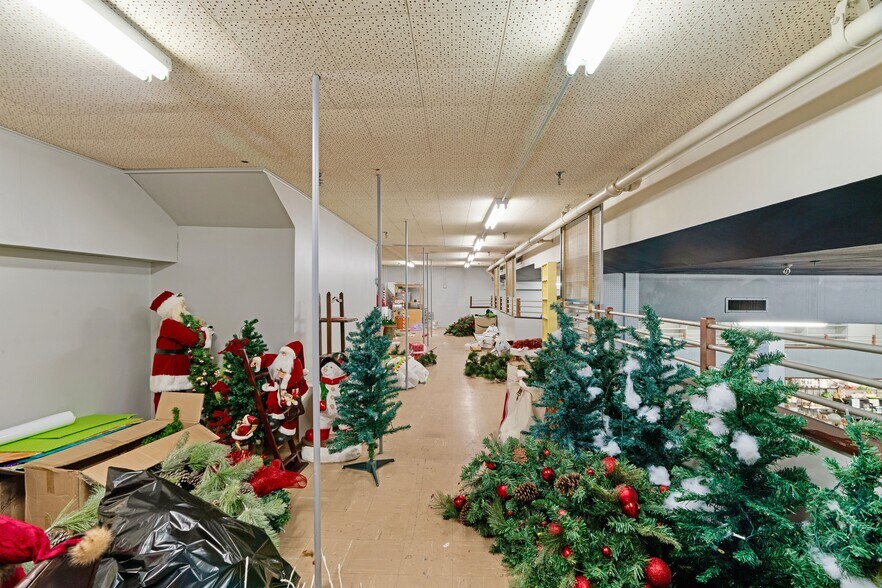 More Photos Of 20 North Plz, Paris General Retail For Sale