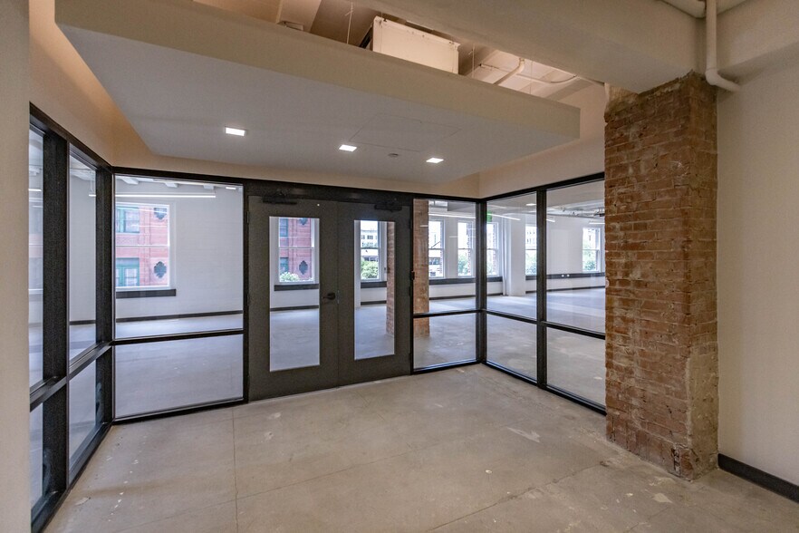 More Photos Of 200 Main Plz, San Antonio Office For Lease