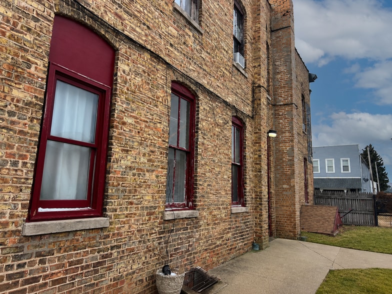 More Photos Of 3937-3939 Main St, McHenry Apartments For Sale