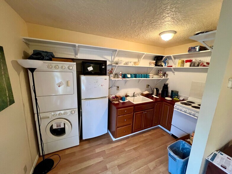 More Photos Of 252 NW 4th Ave, Canby Office For Sale