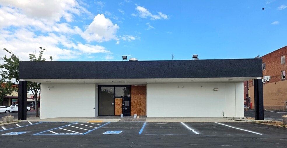 More Photos Of 231-233 E Yosemite Ave, Madera Bank For Sale