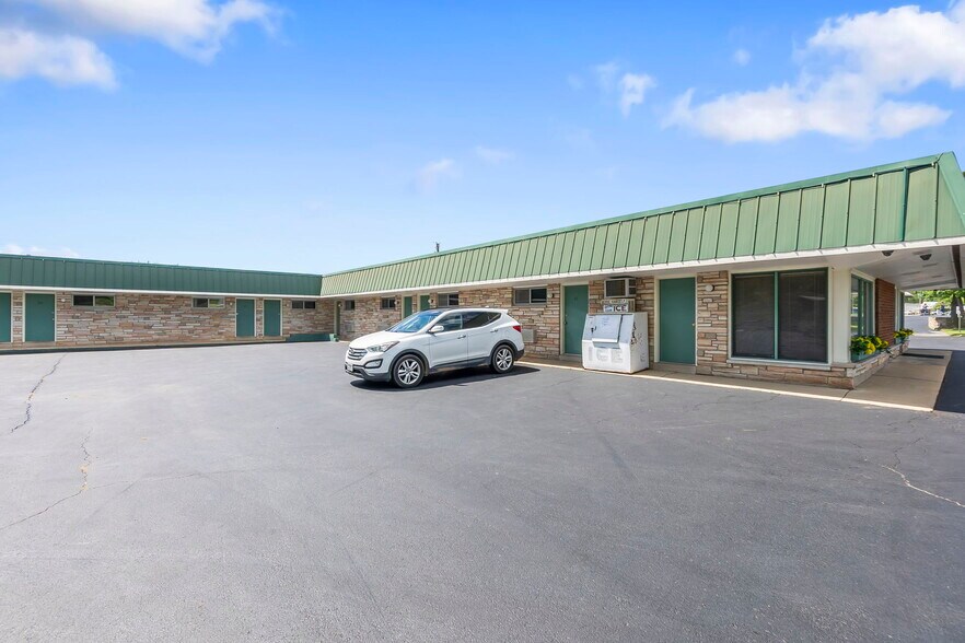 More Photos Of 310 S McCune St, Pilot Knob Hotel For Sale