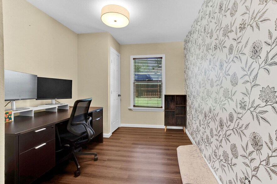 More Photos Of 313 E Charnwood St, Tyler Office For Lease