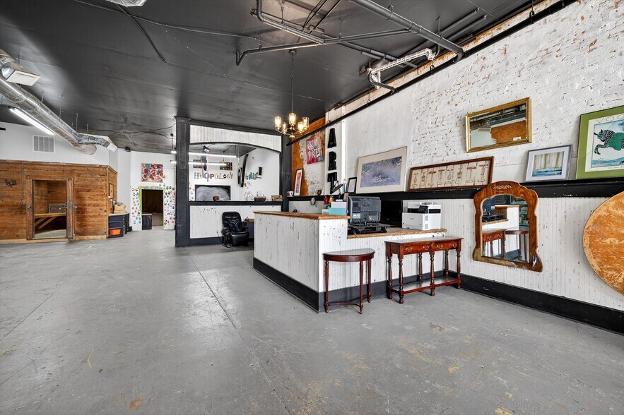 More Photos Of 205-207 E Houston St, Sherman Storefront Retail Residential For Sale