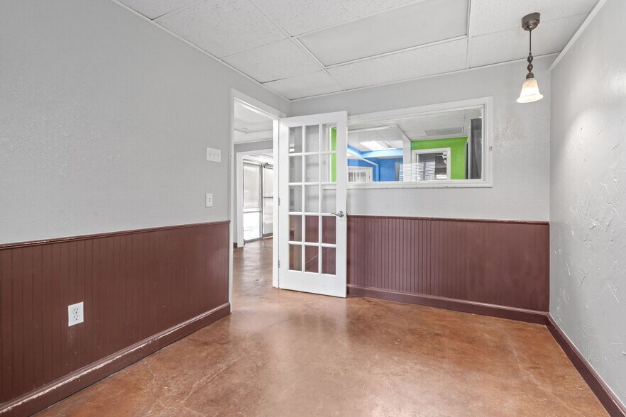 More Photos Of 5620 Rowlett Rd, Rowlett Veterinarian Kennel For Sale