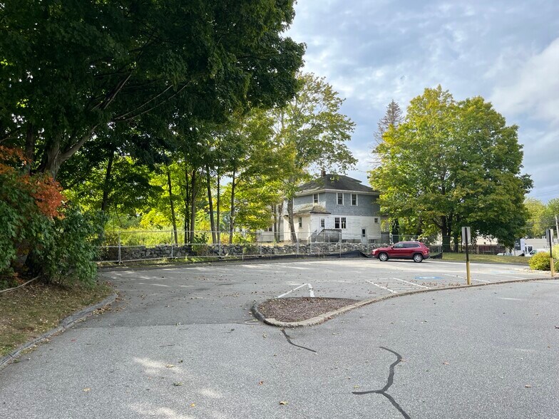 More Photos Of 75 Town St, Norwich Bank For Lease