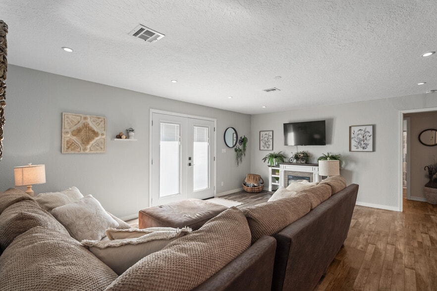 More Photos Of 3133 Chickasaw Trl, Sulphur Restaurant For Sale