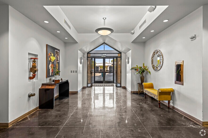 More Photos Of 351 W Jefferson Blvd, Dallas Office For Lease