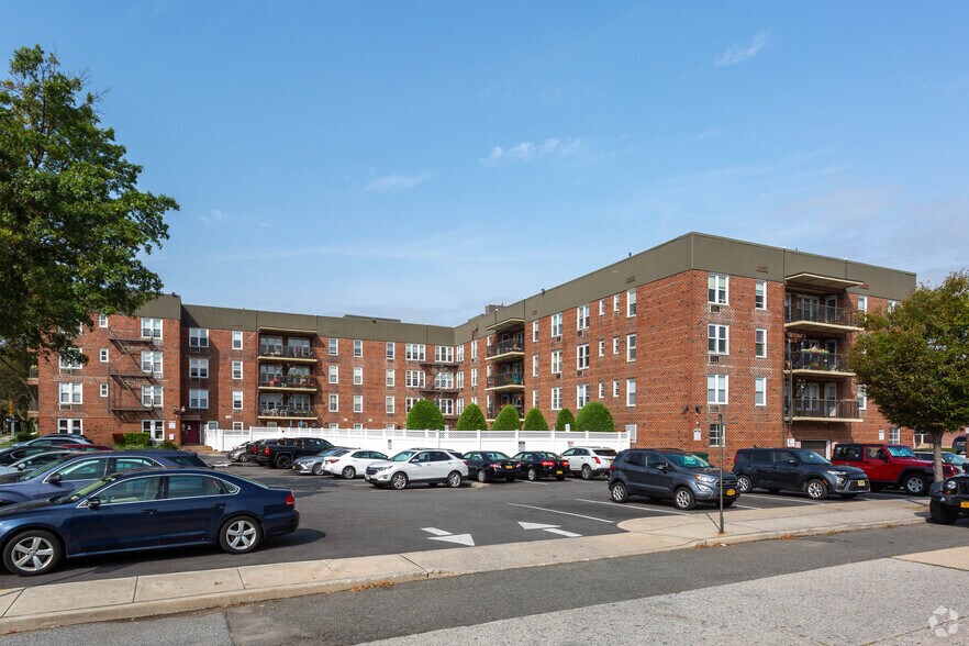 Primary Photo Of 50 Hempstead Ave, Lynbrook Medical For Sale