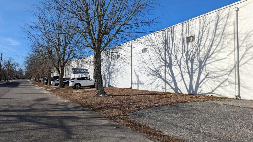 More Photos Of 717 Longfellow St, Woodbine Warehouse For Lease