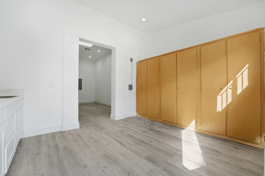 More Photos Of 5310-5314 Laurel Canyon Blvd, Valley Village Freestanding For Sale