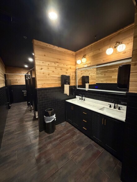 More Photos Of 710 W 6th St, Austin Bar For Lease