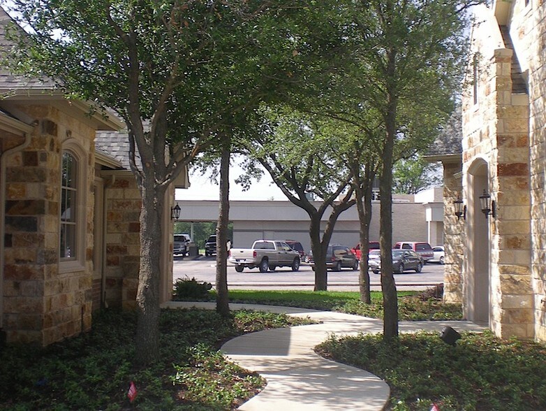 More Photos Of 1801-1805 Hinkle Dr, Denton Medical For Lease