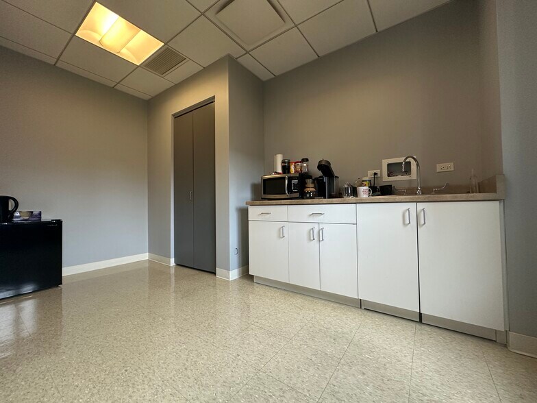 More Photos Of 111 N Wabash Ave, Chicago Office For Lease