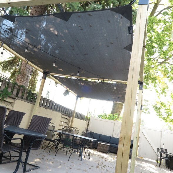 More Photos Of 139 E Walnut St, Oglesby Restaurant For Sale