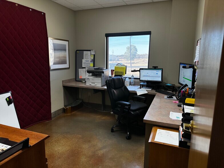 More Photos Of 1936 Lone Star Rd, Mansfield Warehouse For Lease