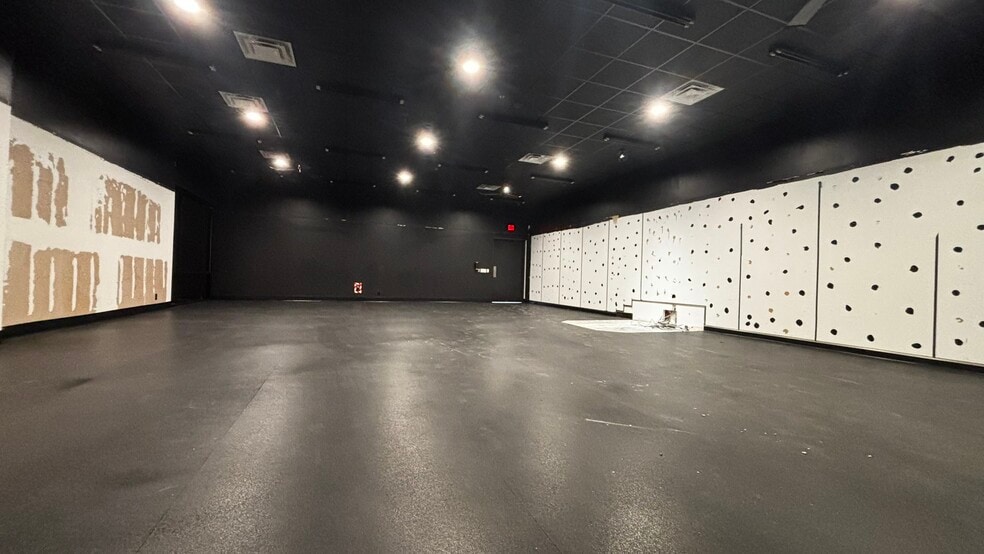 More Photos Of 4825 E 82nd St, Indianapolis Freestanding For Lease