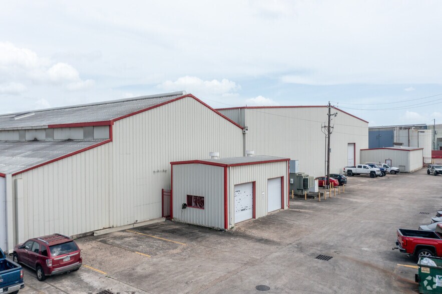 More Photos Of 5306 Clinton Dr, Houston Manufacturing For Lease