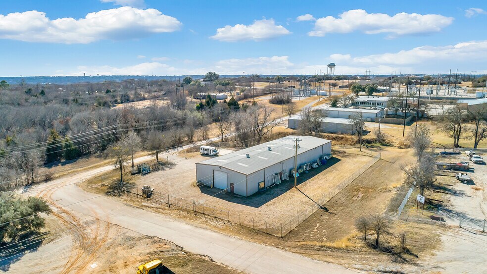 Primary Photo Of 139 Samuel Dr, Weatherford Warehouse For Sale