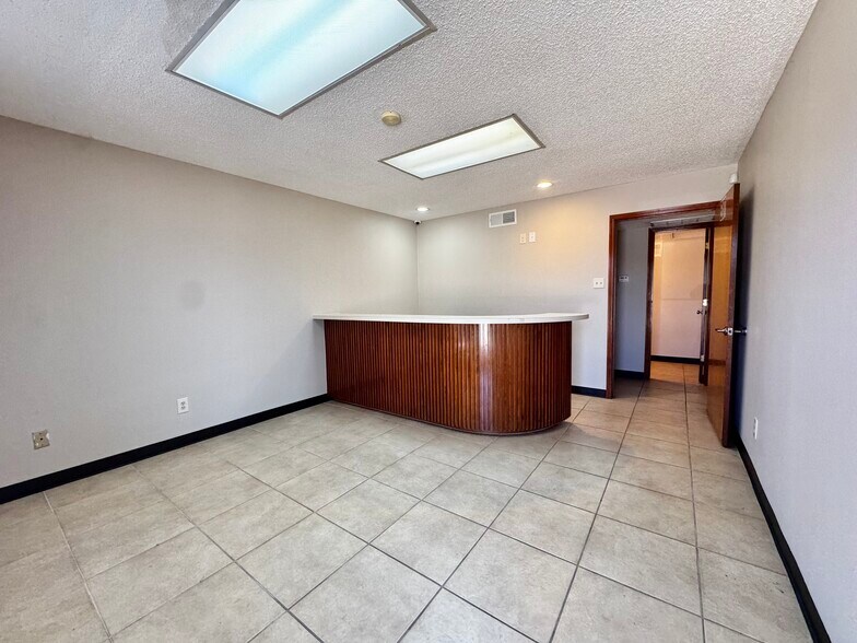 More Photos Of 9215 Thomasville Dr, Houston Warehouse For Lease