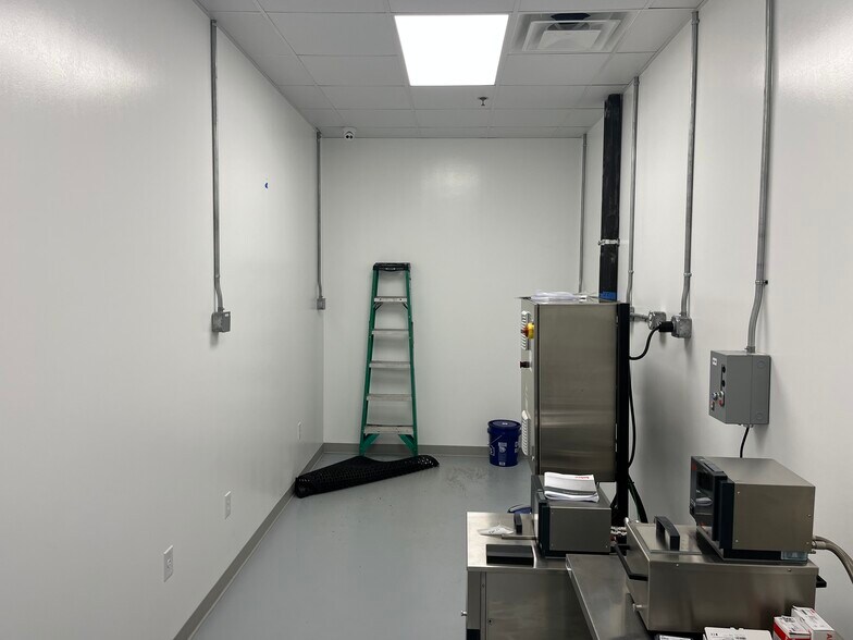 More Photos Of 112 E Industrial Blvd, Cleburne Warehouse For Sale