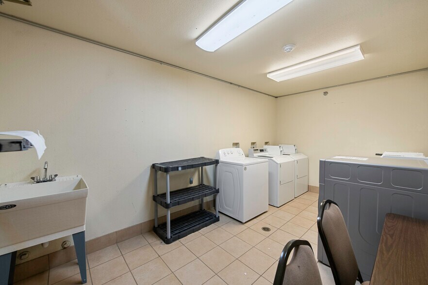 More Photos Of 1424 W Pine St, Pinedale Hotel For Sale