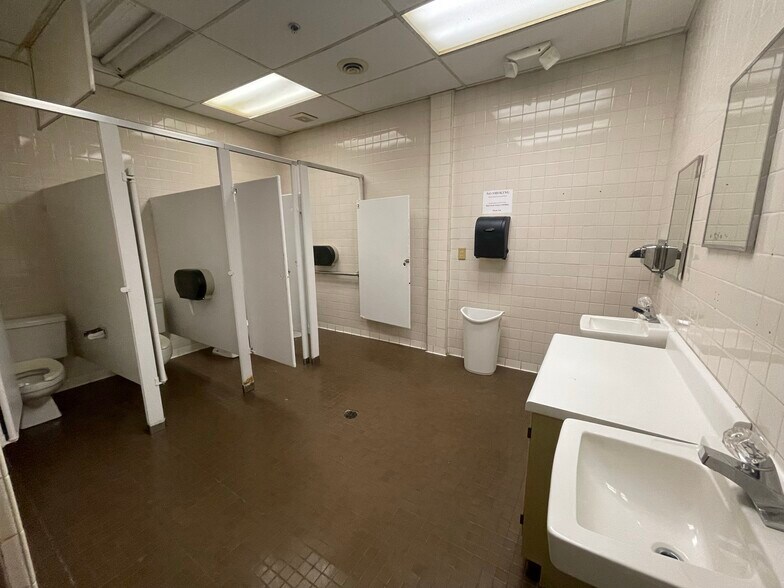 More Photos Of 134 Elm St, Anniston Freestanding For Lease