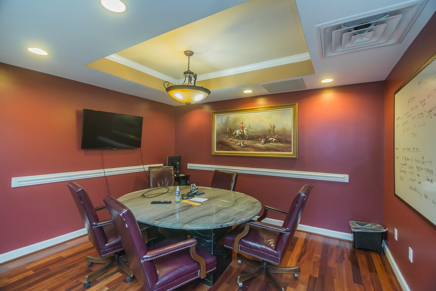 More Photos Of 410 Pine St SE, Vienna Office For Lease
