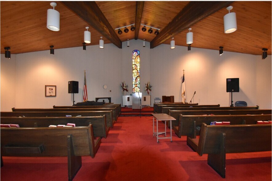 More Photos Of 20300 Middlebelt Rd, Livonia Religious Facility For Lease