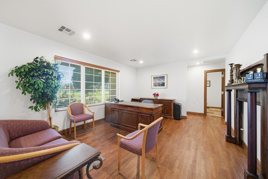 More Photos Of 601 S Cherokee St, Catoosa Office For Sale