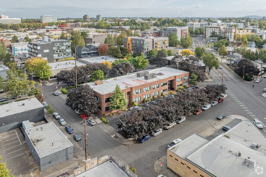 More Photos Of 975 SE Sandy Blvd, Portland Office For Lease