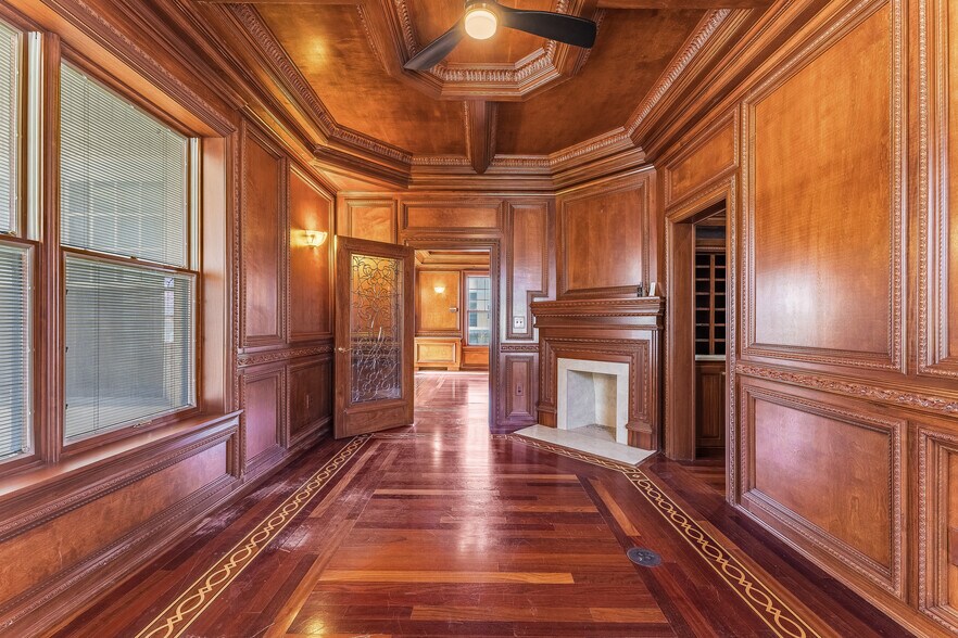 More Photos Of 324 N College Ave, Fayetteville Office For Sale