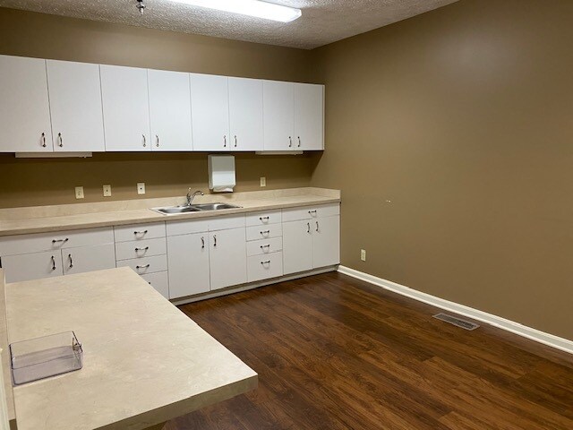 More Photos Of 950 S Kenmore Dr, Evansville Medical For Lease