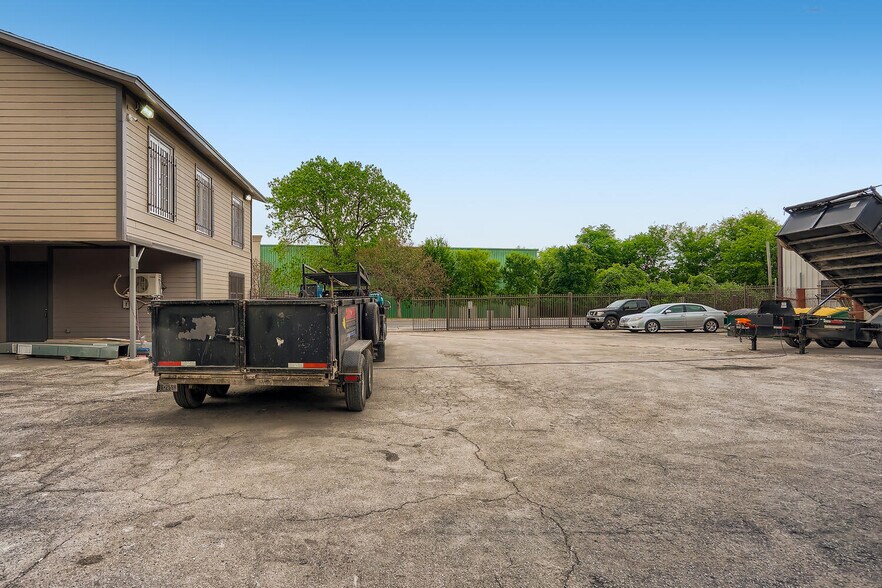 More Photos Of 11204 Bluff Bend Dr, Austin Light Manufacturing For Sale