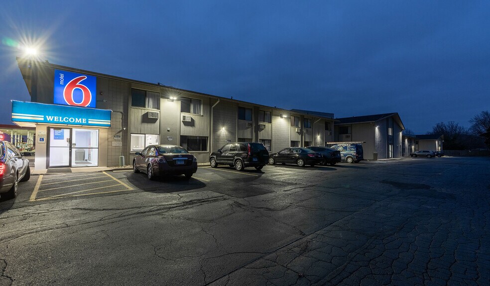 More Photos Of 1600 N Main St, Normal Hotel For Sale