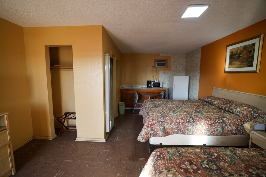 More Photos Of 205 E Broadway St, Fritch Hotel For Sale