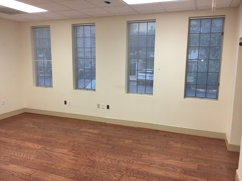 More Photos Of 3923 Blenheim Blvd, Fairfax Medical For Sale